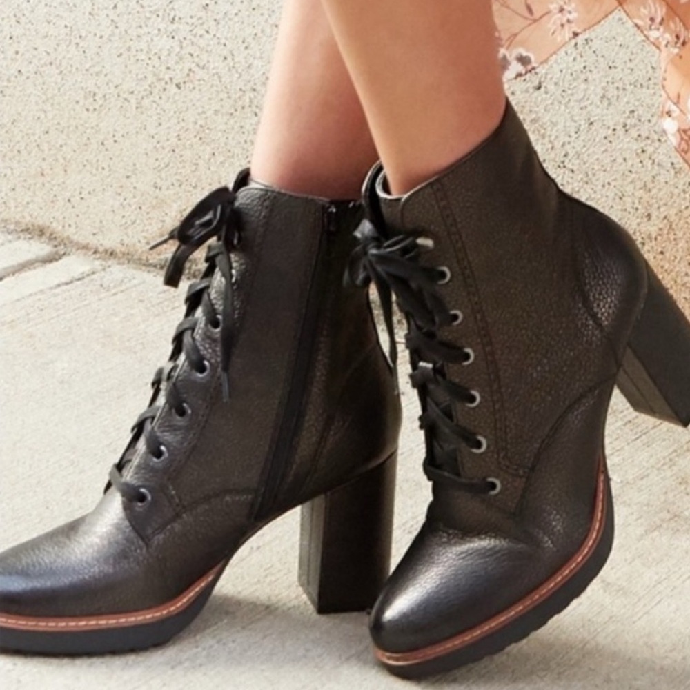Beautiful Naturalizer Lace-Up Ankle Boots